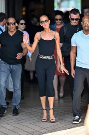 Ce 27 juin, Céline Dion portait une combi près du corps griffée Chanel (collection croisière printemps-été 2019)