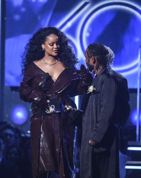 Sur la scène des Grammy Awards, Rihanna a affiché ses belles longueurs crépues. 