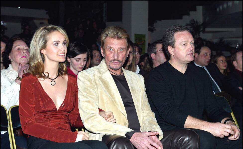 Laeticia et Johnny Hallyday aux côtés d'André Boudou lors de la soirée "Humour et pub" à l'Amnésia en 2004.