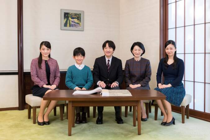 Le prince japonais Akishino pose avec son épouse et leurs enfants dans leur résidence à Tokyo, le 30 novembre 2018