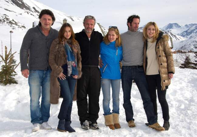 Julie Gayet aux côtés de l'équipe du film "Nos plus belles vacances" à l'Alpe d'Huez, en 2011