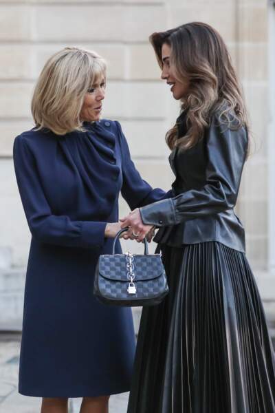 Duo d'élégance entre Brigitte Macron en robe courte et Rania en jupe plissée