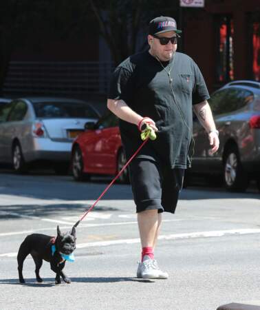 Jonah Hill et son chien Beanie dans les rues de New York au mois d'août.
