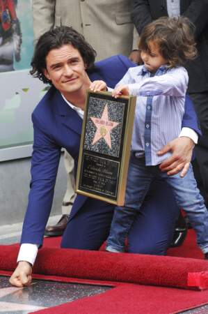 Orlando Bloom accompagné de son fils Flynn pour inaugurer son étoile