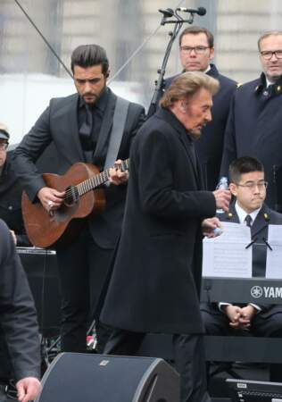 Maxim Nucci au côté de Johnny Hallyday lors de l'hommage aux victimes des attentats, le 10 janvier 2016