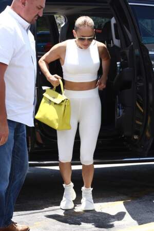 Tenue de sport blanche et moulante, avec son corps sculpté, Jennifer Lopez peut tout se permettre