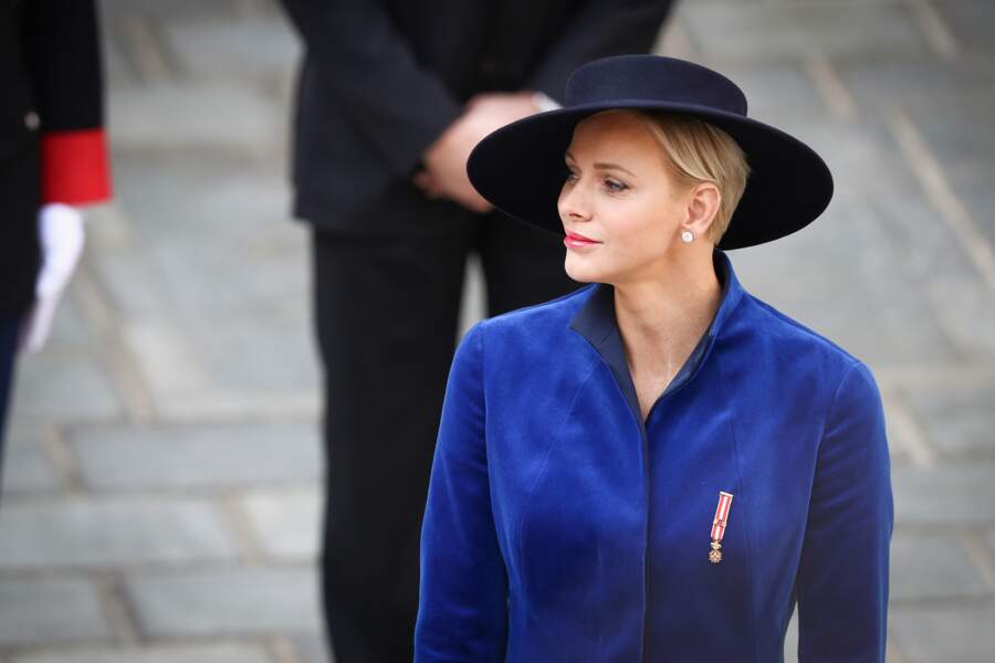 En manteau en velours bleu roi Akris lors de la fête nationale le 19 novembre 2017 à Monaco