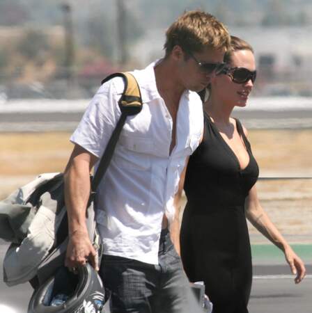 Avec Angelina Jolie, après une leçon de pilotage d'avion, grande passion de l'actrice, à Los Angeles, en 2006.