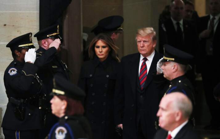 Melania et Donald Trump sont allés se recueillir sur le cercueil de George H. W. Bush lundi 3 décembre