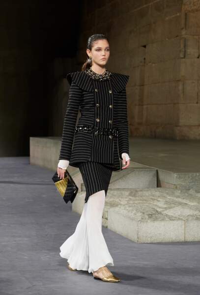 Une silhouette minimaliste et des chaussures plates dorées : le combo gagnant de Chanel.
