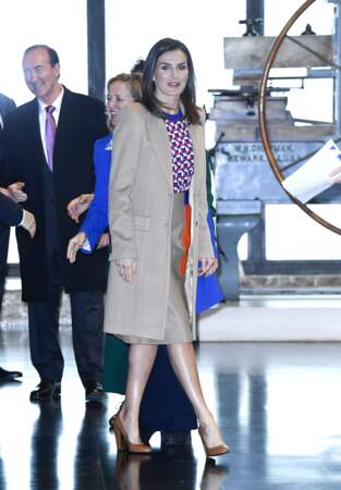 Pour cette nouvelle sortie, la reine Letizia d'Espagne a choisi un look sobre et chic