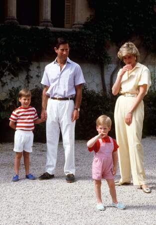 Le prince Charles, la princesse Diana et leurs fils William et Harry en 1987 à Majorque, en Espagne