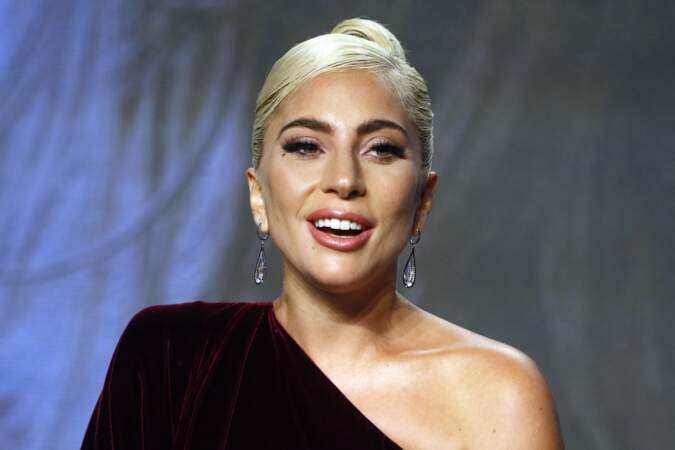Lady Gaga mise sur la robe asymétrique pour un port de tête divin.