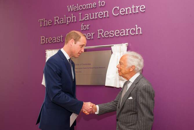 Ralph Lauren est proche de la famille royale d'Angleterre, comme ici avec le prince William lors d'une inauguration