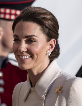 Kate Middleton joliment maquillée avec un blush bonne mine et un highlighter