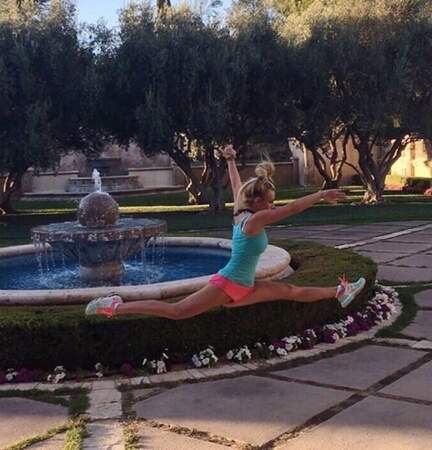 Course en marche arrière, tennis et danse permettent à Britney d'aborder également l'exercice de manière ludique.