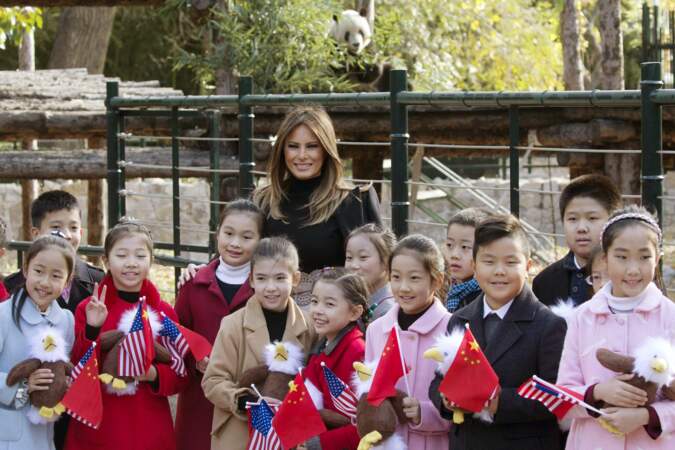Melania Trump tout sourire entourée des enfants