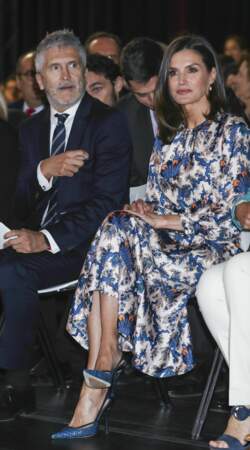 La reine Letizia portait également une paire d'escarpins bleus, assortis à sa robe