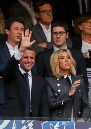 Emmanuel et Brigitte Macron saluant la foule
