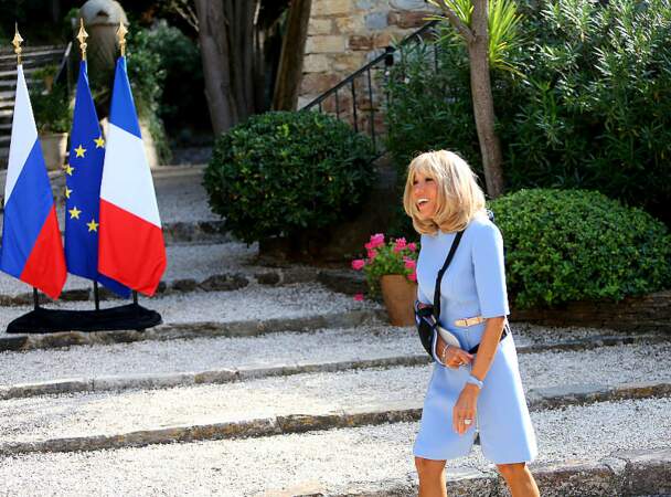 Brigitte Macron, amatrice des robes Louis Vuitton avec fermeture éclair, se dirige vers Vladimir Poutine