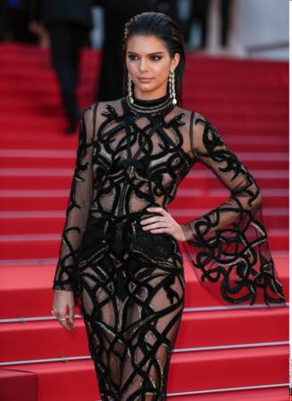 Kendall Jenner porte le dessous noirs, très noirs.