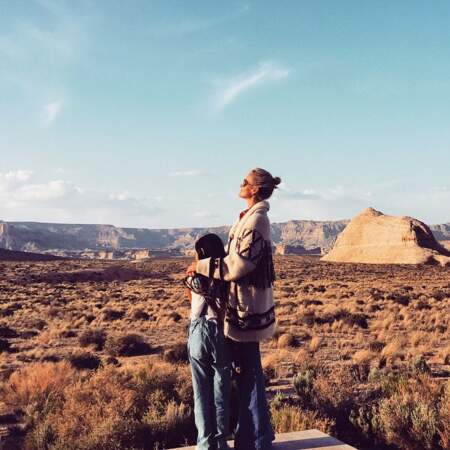 Laeticia Hallyday en gilet en laine XL esprit folk Isabel Marant, avec Jade dans les montagnes de l'Utah en 2015