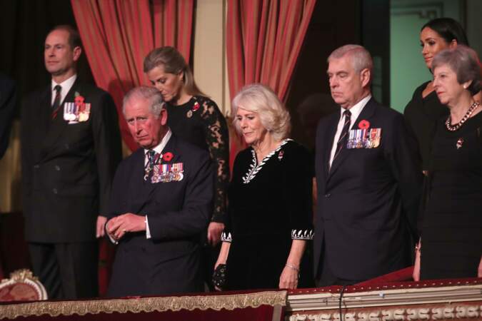Meghan, avec Charles et Camilla lors d'un concert commémoratif au Royal Albert Hall, le 10 novembre 2018
