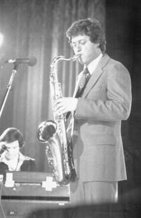 Bill Clinton joue du saxophone en 1978