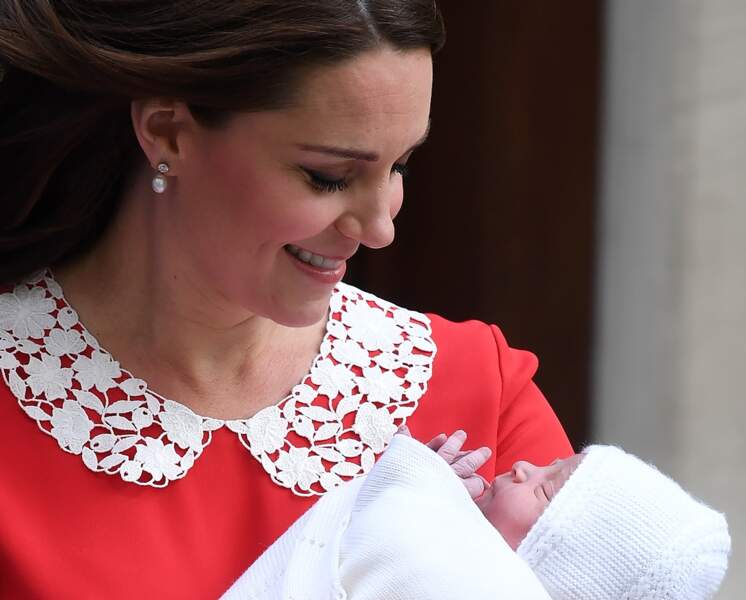Kate Middleton devant l'hôpital St Mary de Londres le 23 avril 2018, après la naissance de son fils Louis