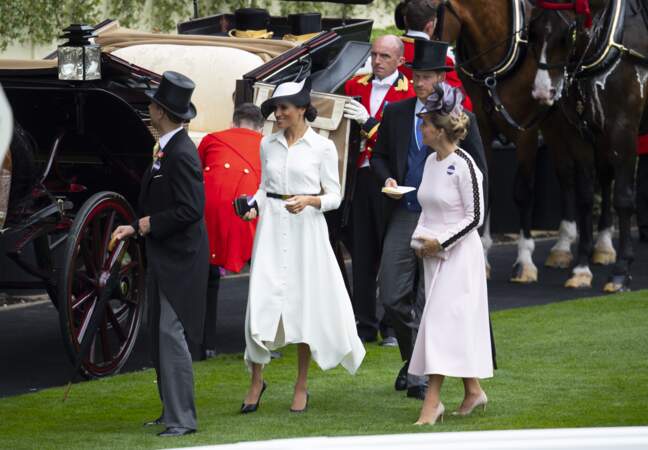 Meghan Markle, en robe chemise blanche Givenchy, lors du Royal Ascot, le 19 juin 2018
