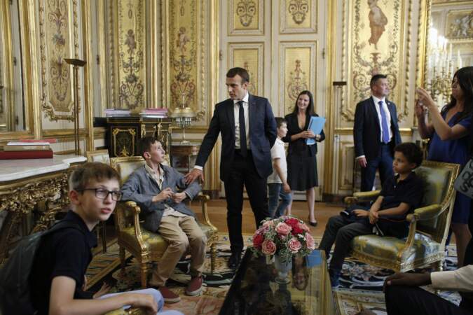 Le couple Macron leur donne des informations sur l'histoire du lieu. 