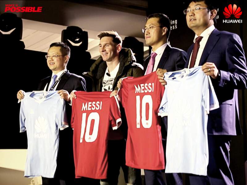 Lionel Messi et les responsables Huawei