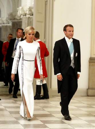 Brigitte Macron en robe de vestale blanche et argent le 29 août pour rencontrer la reine du Danemark