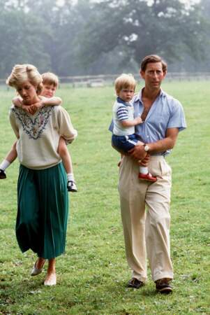 Le prince Charles et la princesse Diana avec leurs fils William et Harry dans les jardins de Highgrove en 1986
