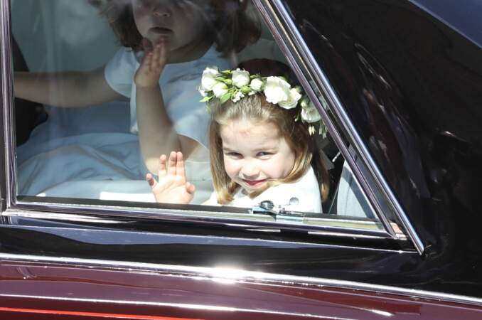 La princesse Charlotte coiffée d'une jolie couronne de fleurs