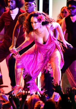 Cheveux longs ondulés ornés d'une large fleur, Rihanna resplendit sur la scène des Grammy Awards 2018