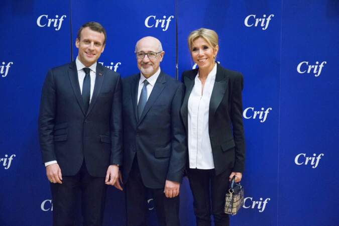 Brigitte Macron en tailleur noir et blouse blanche pour le dîner du CRIF