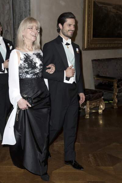 Le prince Carl Philip arrive sur son 31 avec le professeur Evi Heldin