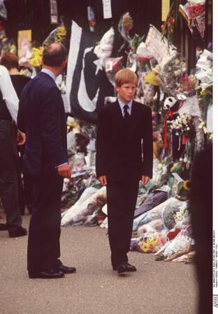 Le prince Harry, très ému, se recueille lors de l'hommage à Diana à la veille de ses obsèques, le 5 septembre 1997