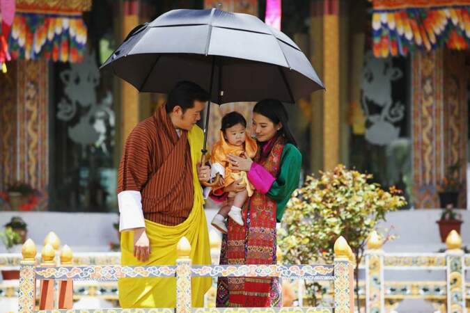 Le prince héritier dans les bras de ses parents, le roi Jigme Khesar Wangchuck et la reine Jetsun Pema