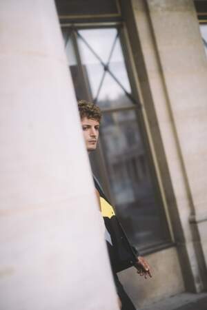Aux Jardin du Palais-Royal, le look de Niels Schneider dévoile les basiques de la saison revisités.