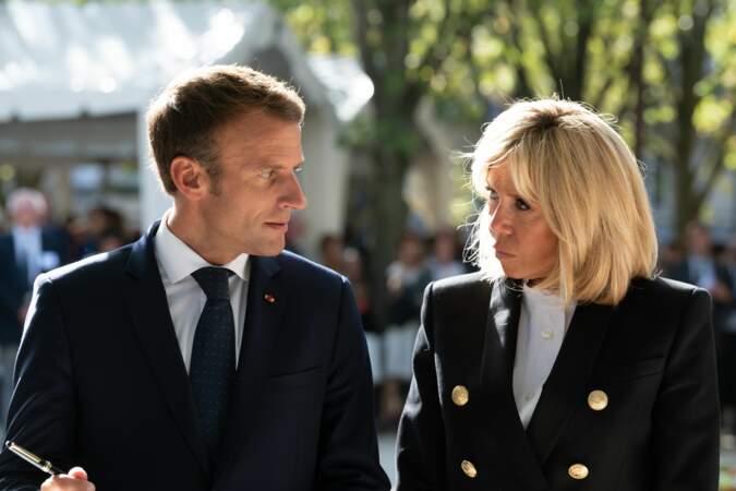 Assortie d'une chemise col mao blanche, la veste de Brigitte Macron signe son élégance.