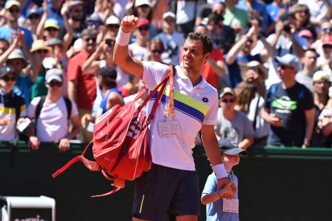 Paul Henri Mathieu salue son public qui s'est levé pour l'applaudir à Roland Garros