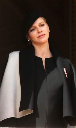 Charlène de Monaco en robe et manteau cape Akris, lors de la fête nationale à Monaco le 19 novembre 2014