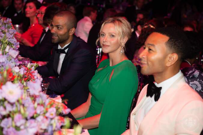 Charlene de Monaco était entourée de Tony Parker et John Legend lors du Gala de la Croix-Rouge