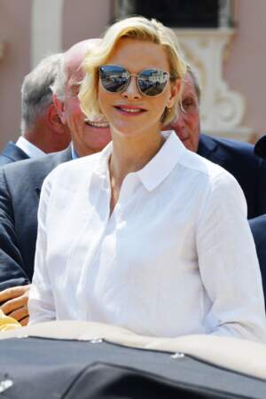 Charlène de Monaco très souriante les cheveyx courts coiffés en side-hair