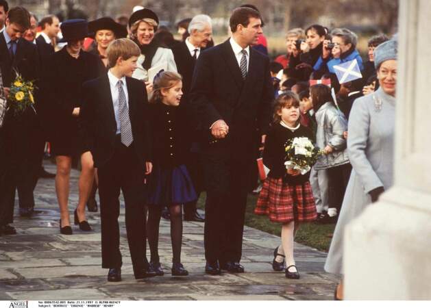 Eugénie d'York et Béatrice d'York, avec leurs cousins, les princes William et Harry, en novembre 1997