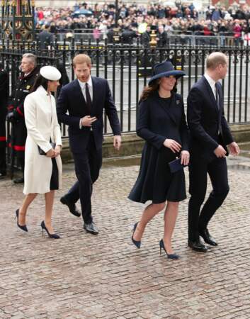 Prince Harry et Meghan Markle, William et Kate Middleton tous en bleu et blanc