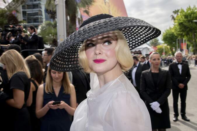 Elle Fanning, habillée et Dior et coiffée d'un sublime chapeau très 50's, le 21 mai 2019 à Cannes 