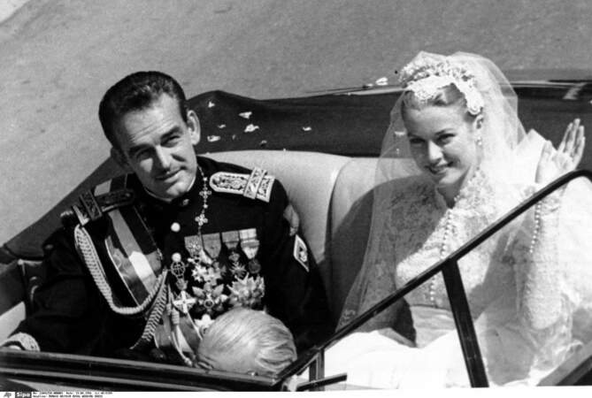 18 avril 1956, le prince Rainier de Monaco et Grace Kely quittent la Cathédrale du Rocher après le mariage